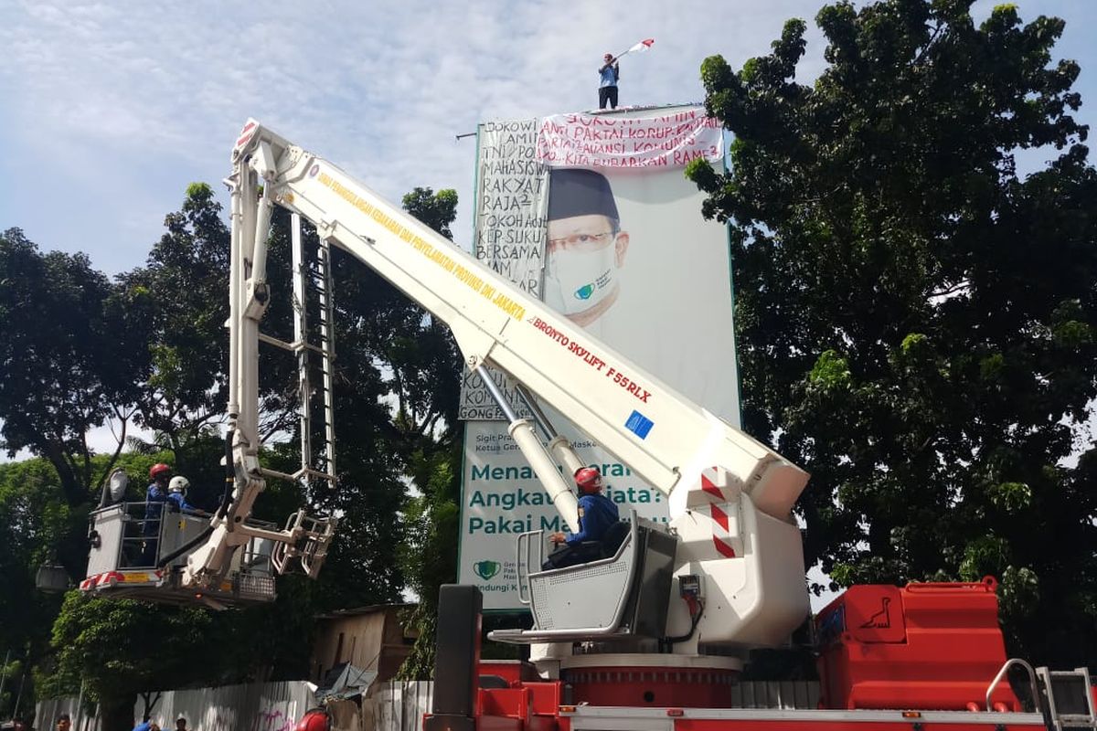 Agustinus Woro diketahui kembali memanjat tiang baliho lagi, Selasa (24/11/2020) pagi.  Tiang baliho pilihannya kali ini di Jalan Jenderal Pattimura, Selong, Kebayoran Baru, Jakarta Selatan di dekat Mabes Polrii.