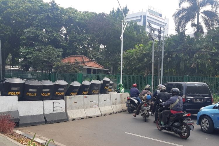 Jalan Gelora tepatnya di depan Lapangan Tembak Perbakin sudah di pasang barier beton di sisi kiri jalan pada Senin (30/9/2019)