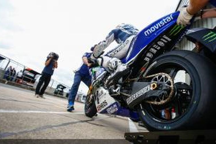 Pebalap Movistar Yamaha asal Spanyol, Jorge Lorenzo, bersiap meninggalkan paddock pada sesi kualifikasi GP Inggris di Sirkuit Silverstone, Sabtu (30/8/2014).