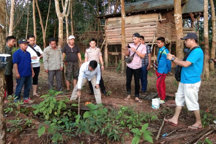 Sumur sedalam 1,5 lokasi tempat tewasnya Sandra Wibowo (3) ketika sedang asyik bermain dibelakang rumahnya di kawasan Kecamatan Talang Ubi, Kabupaten PALI, Sumatera Selatan, Sabtu (19/1/2019).