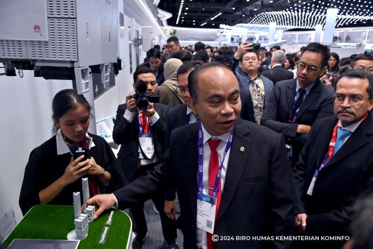 Menteri Komunikasi dan Informatika (Menkominfo) Budi Arie Setiadi dalam kunjungannya ke Pameran MWC 2024, di Fira Gran Via, Barcelona, Spanyol, Selasa (27/2/2024). 
