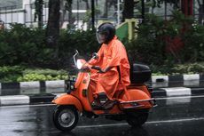 Polisi Ingatkan Kembali Bahaya Jas Hujan Model Ponco, Risikonya Besar