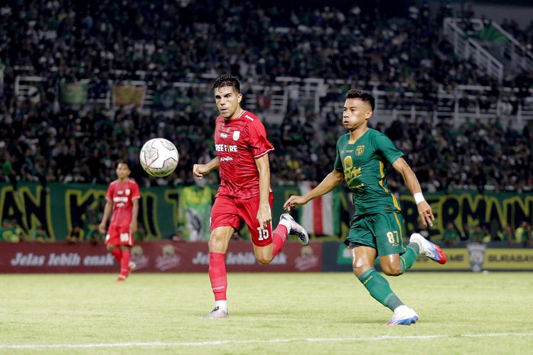 Pemain Persebaya Surabaya Ahmad Nufiandani mengejar bola dengan pemain Persis Solo Fabiano Beltrame saat uji coba dalam rangka ulang tahun Kota Surabaya yang ke 729 yang berakhir dengan skor 1-2 di Stadion Gelora Bung Tomo Surabaya, Minggu (22/5/2022) sore.