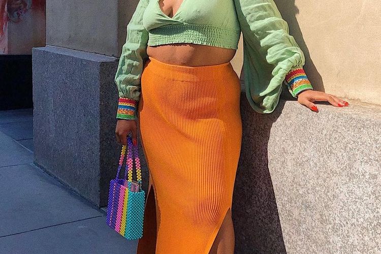 Crop top yang cocok untuk orang berbentuk tubuh apel (apple shape)