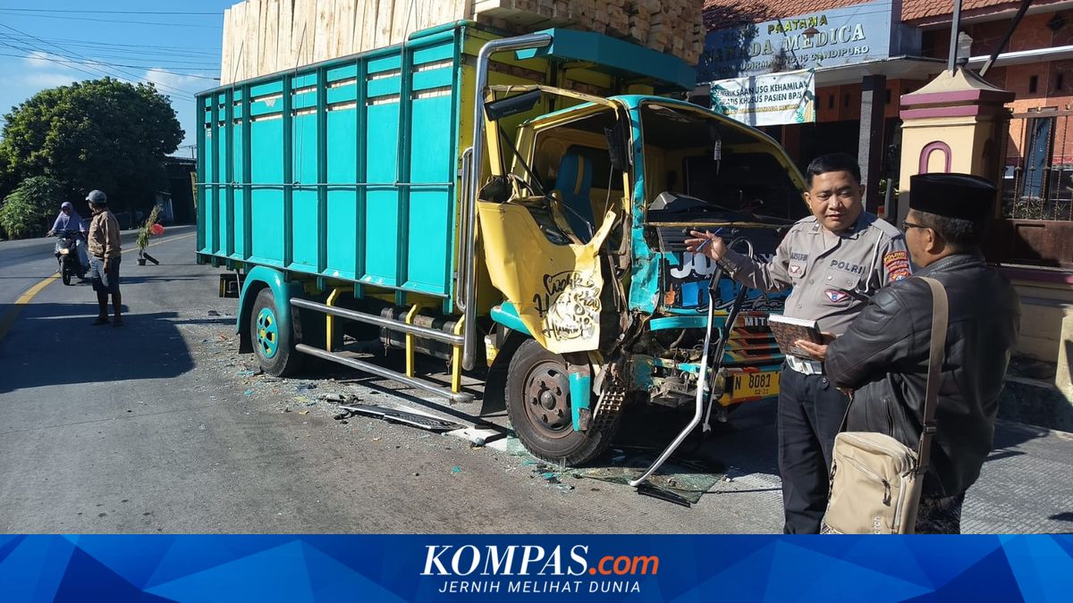 2 Truk Adu Banteng di Lumajang, Sopir Terlempar ke Parit