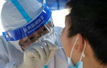 China melarang penduduknya meninggalkan rumah, dan mengadakan tes massal dalam upaya memerangi wabah virus corona terbesar yang terjadi dalam beberapa bulan terakhir ini.
