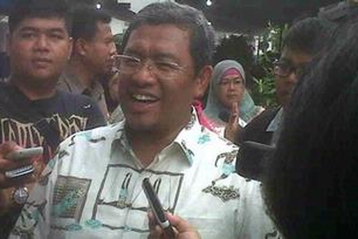 Calon gubernur Jawa Barat petahana Ahmad Heryawan usai mencoblos pada pemilihan gubernur dan wakil gubernur Jawa Barat periode 2013 - 2018, di TPS 1, Kelurahan Babakan Ciamis, Kecamatan Sumur Bandung, Minggu, (24/2/2013)