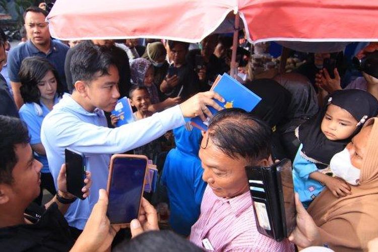 Calon Wakil Presiden Republik Indonesia, Gibran Rakabuming Raka, saat blusukan di Pasar Pandansari Kota Balikpapan, Sabtu (16/12/2023). Gibran didampingi Emil Dardak dan Grace Natalie.