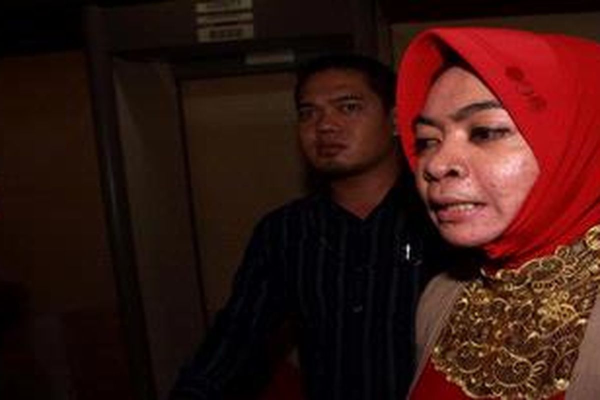 Anggota Dewan Perwakilan Rakyat Fraksi PAN, Wa Ode Nurhayati, usai menjalani sidang perdana di Pengadilan Tindak Pidana Korupsi (TIPIKOR) di Jakarta, Rabu (13/6/2012). Wa Ode ditetapkan sebagai tersangka karena diduga menerima suap Rp 6 miliar dari pengusaha Fahd A Rafiq. Suap tersebut diduga untuk meloloskan tiga kabupaten di Aceh, yakni Pidie, Benar Meriah, dan Aceh Besar, sebagai daerah penerima DPID.  