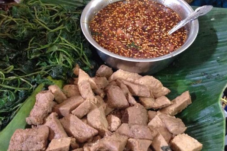 Kuliner Brambang Asem terdiri daun ubi dicampur sambal asam jawa yang terasa pedas dan manis. 