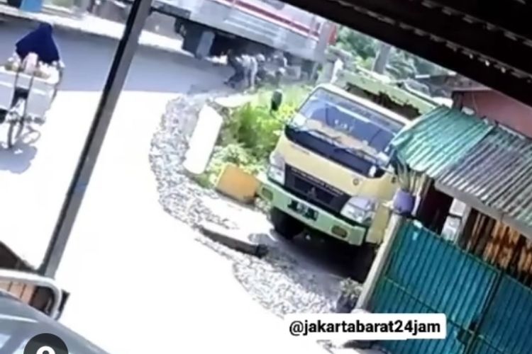 Pengendara sepeda motor dan penumpangnya nyaris tertabrak KRL di perlintasan sebidang di Kalideres, Jakarta Barat, Senin (19/6/2023). 