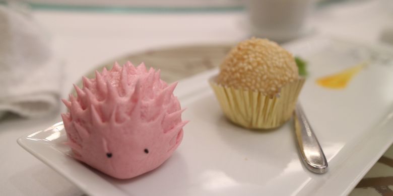 Dessert Hedgepig Bun stuffed with red bean and custard paste.