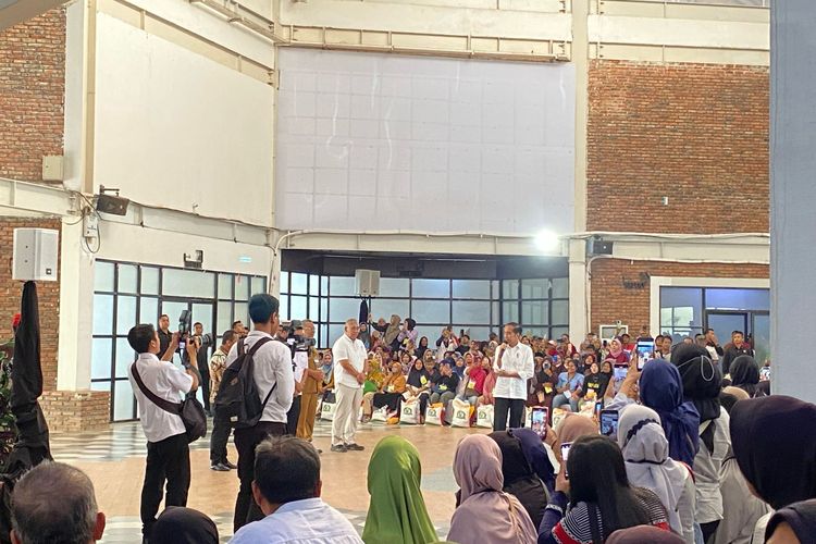 Presiden Joko Widodo membagikan bantuan pangan beras 10 kilogram (kg) kepada Keluarga Penerima Manfaat (KPM) di Gedung Kawasan Pertanian Terpadu, Tangerang Selatan, Senin (19/2/2024).