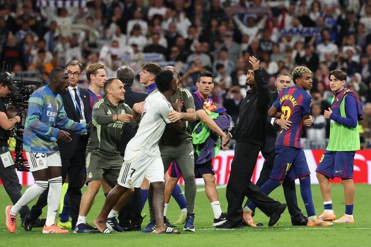 Vinicius Junior (kiri) berdebat dengan Raphinha dan Lamine Yamal (2R) di akhir pertandingan sepak bola Liga Spanyol antara Real Madrid vs Barcelona di Stadion Santiago Bernabeu di Madrid pada 26 Oktober 2025. (Foto oleh Oscar DEL POZO / AFP)