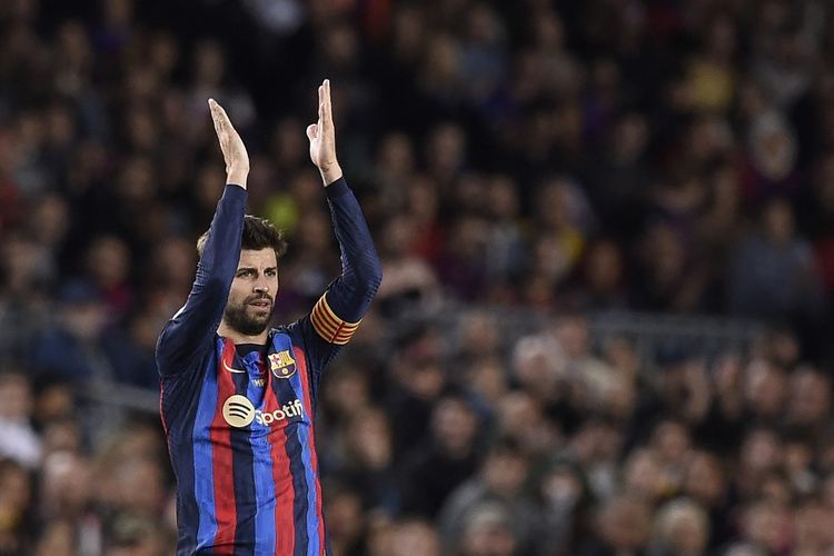 Gerard Pique memberi tepuk tangan seusai ditarik keluar pada laga kontra Almeria, partai terakhirnya di Camp Nou setelah ia memutuskan pensiun, Minggu (6/11/2022) dini hari WIB.