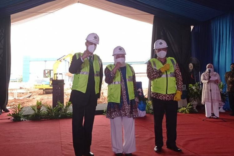 Menteri Ketenagakerjaan Ida Fauziyah didampingi Duta Besar Austria untuk Indonesia Johannes Peterlik (kiri) saat menghadii ground breaking BLK Maritim di Serang, Banten