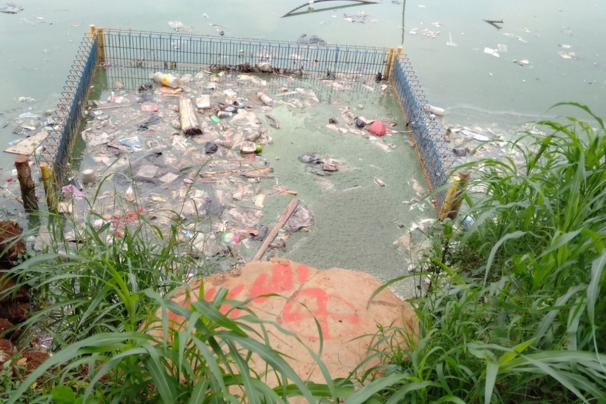 Sampah plastik dan dedaunan memenuhi permukaan waduk Jagakarsa, Jakarta Selatan, Rabu (18/12/2019)