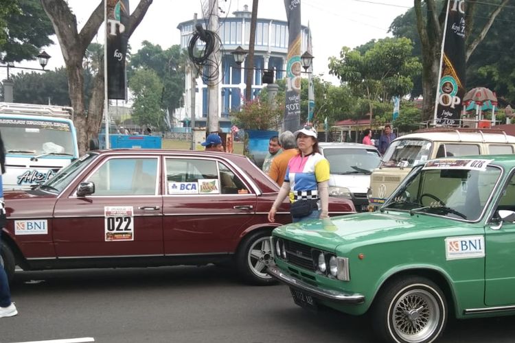 Mobil kuno yang berpartisipasi dalam reli berkumpul di Alun-alun Magelang, Sabtu (11/5/2024).