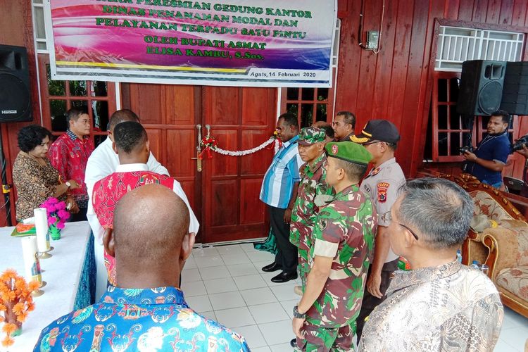 Bupati Asmat Elisa Kambu ketika meresmikan gedung baru Dinas Penanaman Modal dan Pelayanan Terpadu Satu Pintu (DPMPTSP) di Kota Agats, Jumat (14/2/2020).