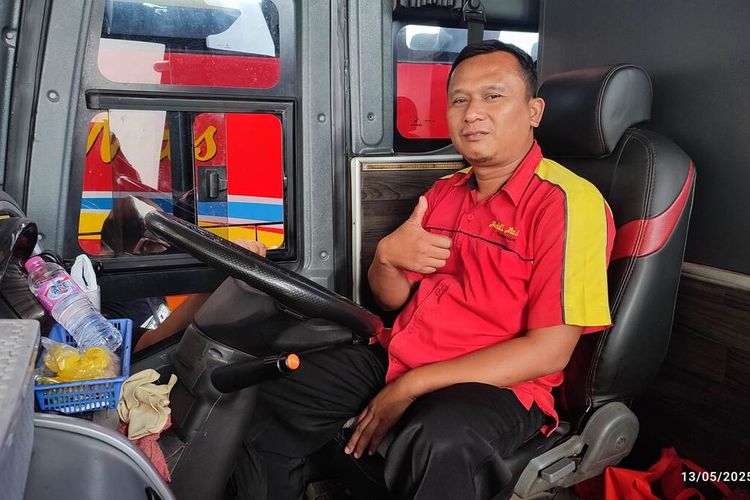 Muhamad Adib (44) warga Kabupaten Pasuruan Jawa Timur salah satu supir Medali Mas bercerita pengalamannya kepada Kompas.com saat ditemui di Terminal Harjamukti Kota Cirebon pada Selasa (13/5/2025) petang.