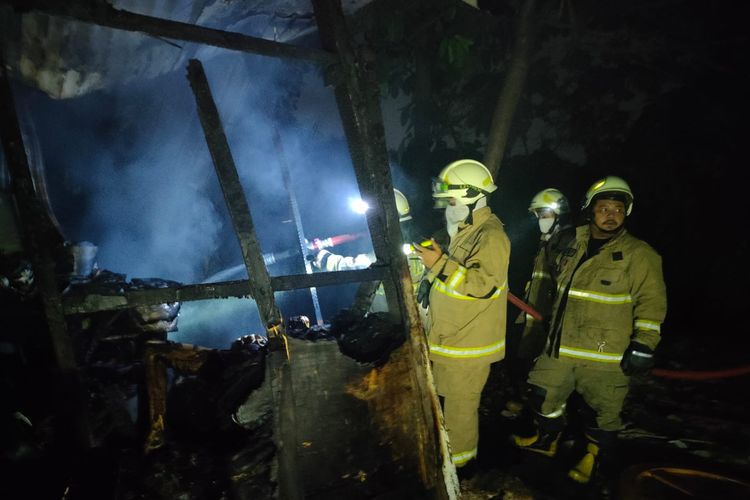 Kebakaran menghanguskan sebuah rumah bedeng di Jalan Condet Pejaten Gang H. Usman, Kelurahan Pejaten Barat, Kecamatan Pasar Minggu, Jakarta Selatan, pada Sabtu (8/6/2024).