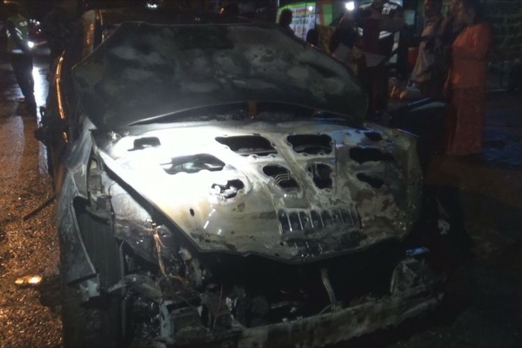 Sebuah mobil berwarna abu gelap terbakar di Jalan Sriwijaya Mataram, Minggu malam (4/9/2022) pukul 21.11 Wita. Empat perempuan di dalam mobil selamat karena mobil terbakar sesaat setelah di parkir