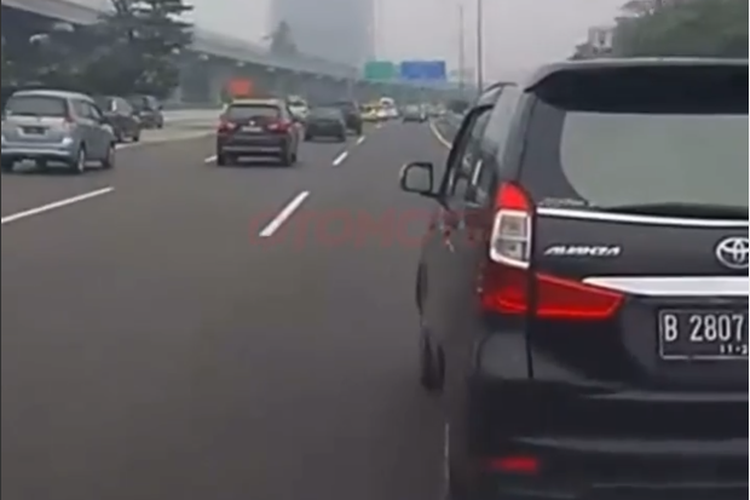 Video viral di media sosial memperlihatkan pengemudi Toyota Avanza yang berjalan statis di lajur kanan jalan tol.