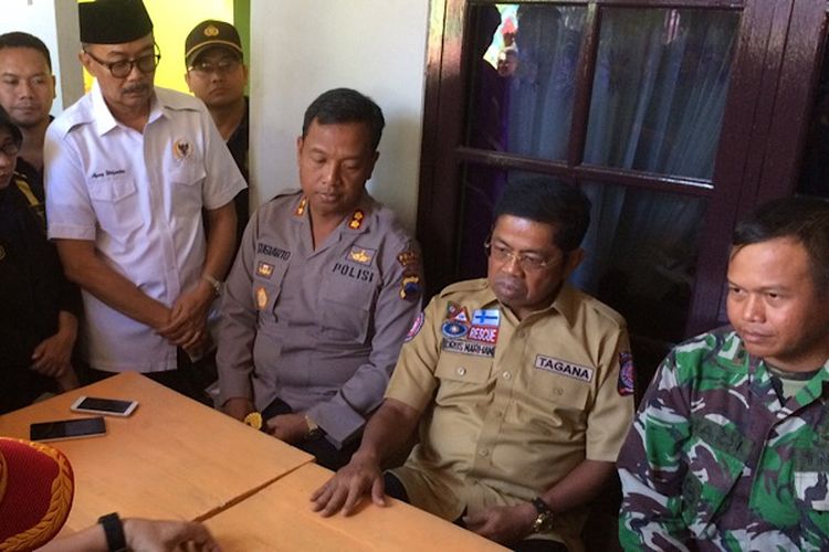 Menteri Sosial Idrus Marham (tengah) saat berada di posko bencana tanah longsor di Desa Pasir Panjang, Salem, Brebes, Jawa Tengah.