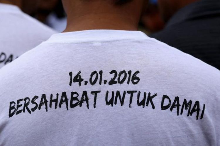 Massa yang tergabung dalam Sahabat Thamrin, Yayasan Penyintas, dan Aliansi Indonesia Damai (AIDA) melakukan aksi damai  di Sarinah, Thamrin, Jakarta, Sabtu (14/1/2017). Mereka mengenang kembali aksi terorisme yang terjadi siang hari tepat setahun lalu.