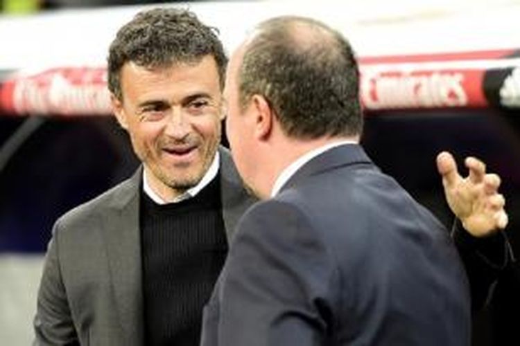 Pelatih Barcelona, Luis Enrique (kiri), menyalami pelatih Real Madrid, Rafael Benitez, usai laga bertajuk El Clasico di Stadion Santiago Bernabeu, Sabtu (21/11/2015) waktu setempat.