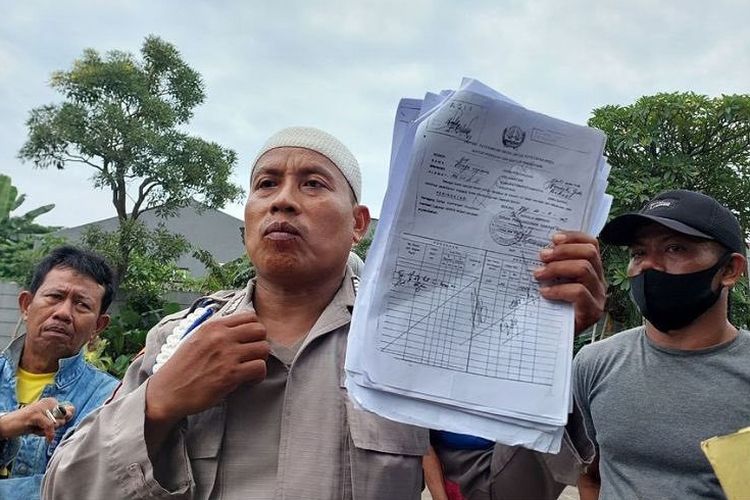 Bripka Madih saat menunjukkan bukti girik kepemilikan tanahnya yang diduga diserobot oleh pengembang perumahan di Jalan Bulak Tinggi Raya, Kelurahan Jatiwarna, Kecamatan Pondok Melati.