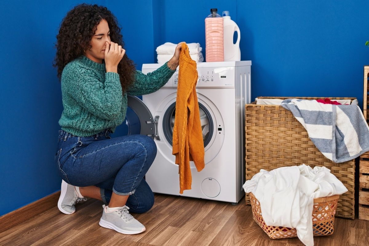 Ilustrasi pakaian bau setelah dicuci di mesin cuci.