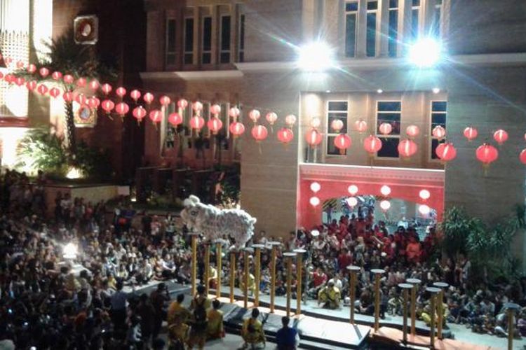 Pertunjukan barongsai mampu menyedot anomi ribuan masyarakat Samarinda, Kalimantan Timur, yang digelar di Maha Vihara Sejahtera Maitreya atau yang dikenal Buddhist Center, Kamis (9/2/2017). 