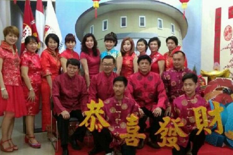 Warga tionghoa di Banda Aceh dengan mengenakan baju adat china melakukan photo bersama saat merayakan perayaan imlek di Banda Aceh. kini pakaian yang disebut Cheongsam atau Qibao ini sudah yaris tidak ada keberadaannya di Banda Aceh.