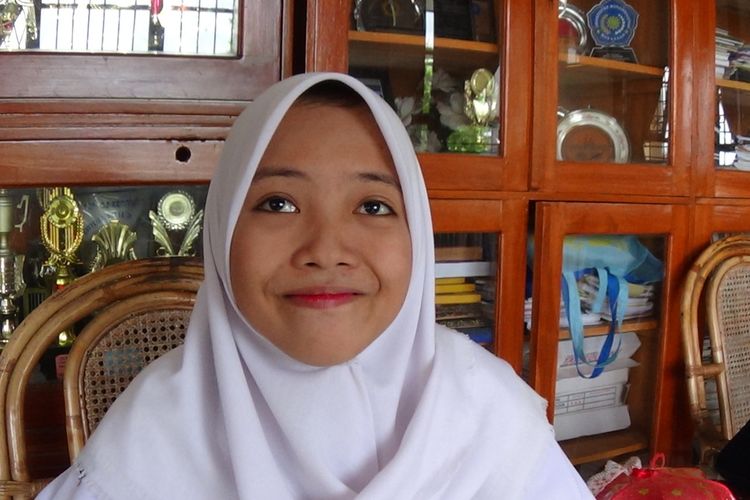 Nabila (16) menceritakan pertemuannya dengan saudari kembarnya di media sosial. Senin, (13/1/2020).(KOMPAS.COM/ABDUL HAQ YAHYA MAULANA T.)