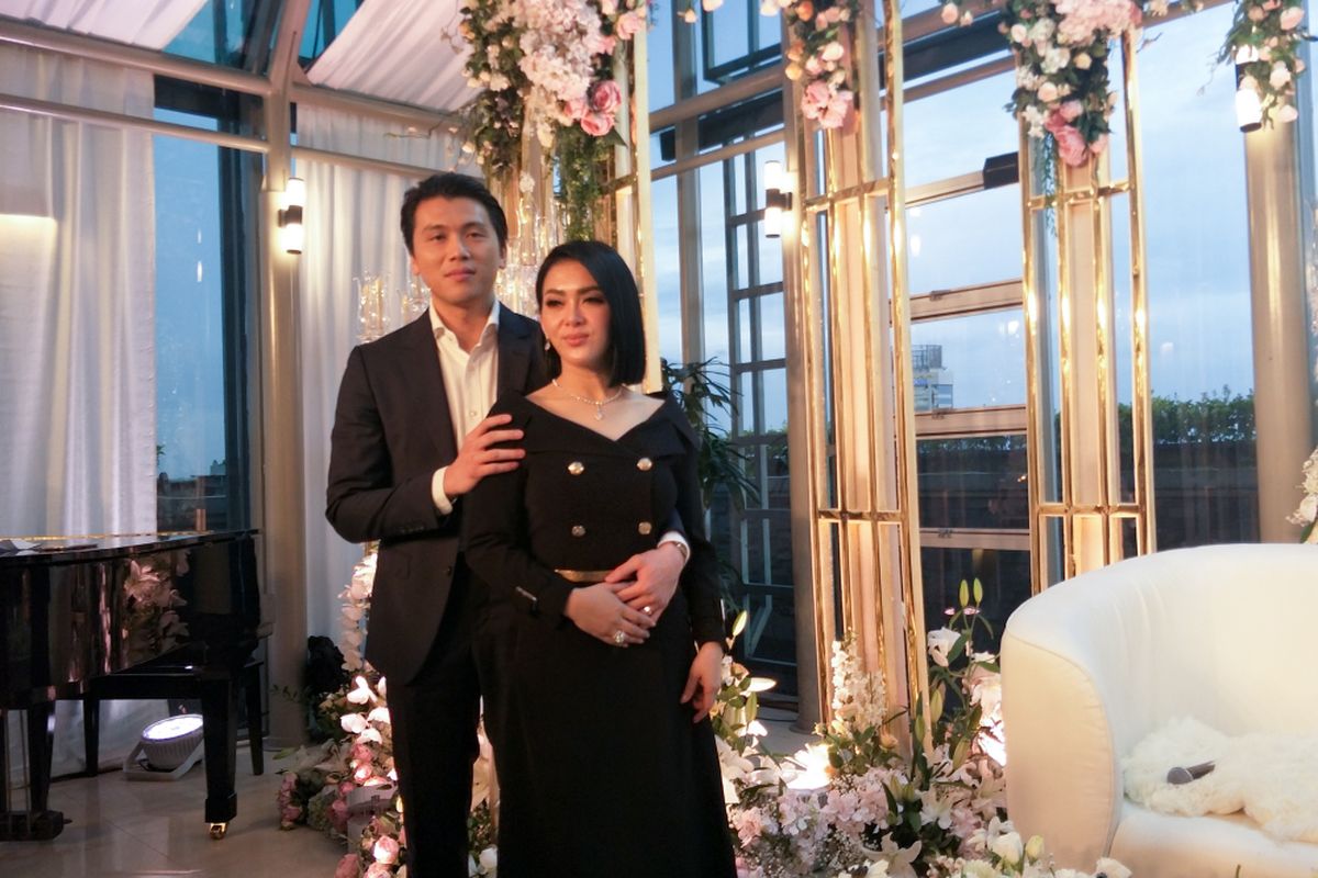 Penyanyi Syahrini bersama suaminya, pengusaha Reino Barack dalam jumpa pers di Penthouse Grand Hyatt Hotel, Tanah Abang, Jakarta Pusat, Minggu (10/3/2019).