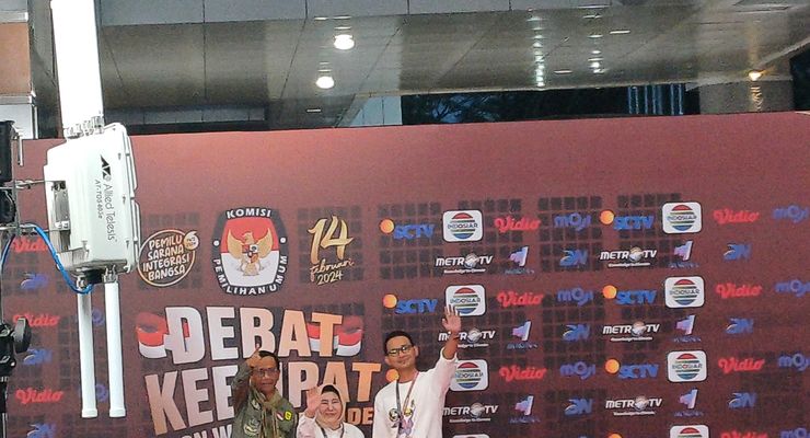Tak Hadir Bareng Ganjar, Mahfud Acungkan Jempol saat Tiba di Lokasi Debat Cawapres