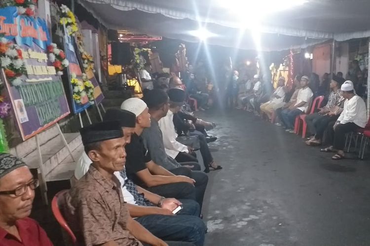 Karangan bunga ucapan duka terpampang di halaman rumah Wakil Wali Kota Ambon, Syarif Hadler di kawasan Galunggung Kecamatan Sirimau, Selasa (11/6/2019). Berbagai krangan bunga itu dibawa  berbagai pihak sebagai wujud rasa turut berbelasungkawa terhadap Iffa Karlina Hadler, istri Wali Kota Ambon 