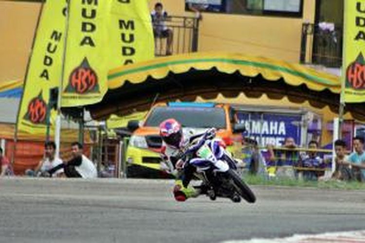 Fitriansyah Kete (Yamaha Tunggal Jaya) menunggangi Jupiter Z1 meraih pole position kelas 125 cc dan 110 cc Seri 5 Indoprix 2014 di Sirkuit Balipat Binuang Banjarmasin, Sabtu (22/11/2014).