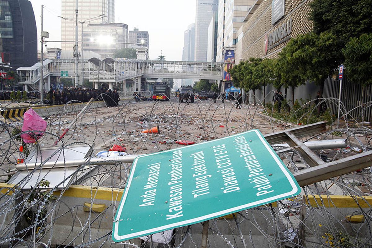 Suasana  pasca-kerusuhan di sekitaran Jalan MH Thamrin, Jakarta, Kamis (23/5/2019). Aksi unjuk rasa berujung ricuh terkait penetapan hasil rekapitulasi suara Pemilu 2019 oleh KPU terjadi di depan Kantor Bawaslu, berlangsung dari Selasa (21/5/2019) siang dan berlanjut hingga Rabu.