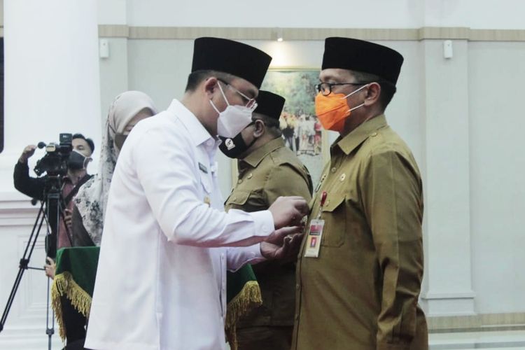 Wakil Gubernur Banten Andika Hazrumy mengukuhkan Pjs Bupati Pamdeglang dan Serang