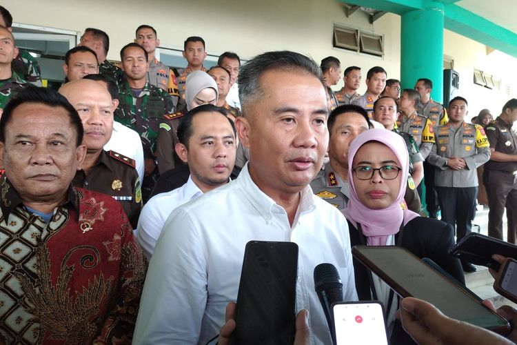 Pj Gubenur Jawa Barat, Bey Machmudin usai rapat koordinasi kesiapan penyelenggaraan Pemilu 2024 di Sports Center Arcamanik, Kota Bandung, Rabu (7/2/2024).