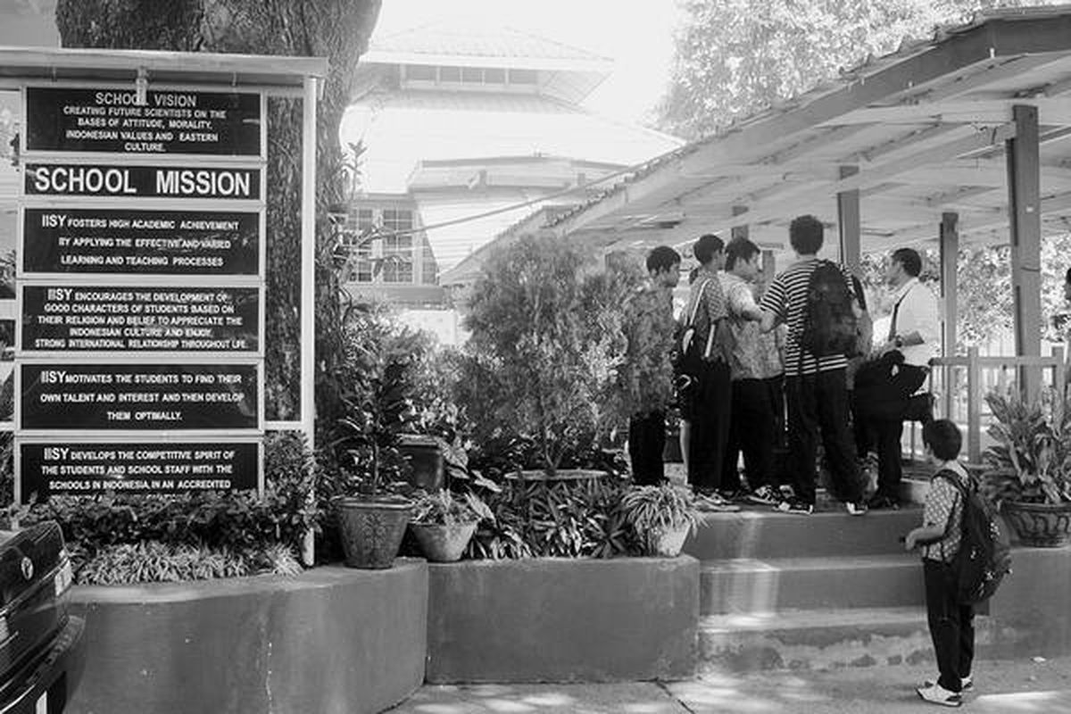 Siswa Indonesian International  School Yangon beraktivitas pada Jumat (30/3). Sekolah bertaraf internasional  hasil garapan Kedutaan Besar Republik Indonesia  ini menjadi sekolah favorit warga asing di Yangon, Myanmar. Sekolah yang kini memiliki 441 pelajar itu berada  satu lingkungan dengan wisma tempat tinggal staf KBRI Myanmar di Jalan Lower Kyeemyindine, Ahlone Township, Yangon.