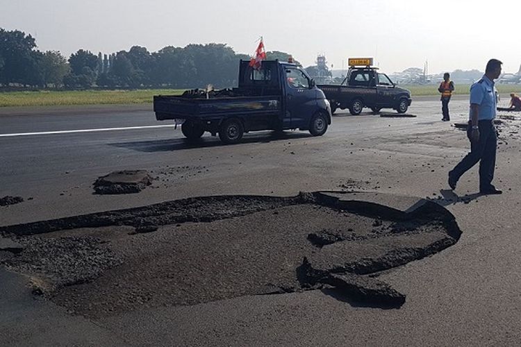 Landasan pacu Bandara Halim Perdanakusuma di Jakarta Timur terkelupas setelah sebuah pesawat berbadan lebar lepas landas pada Jumat (28/7/2017) pagi.