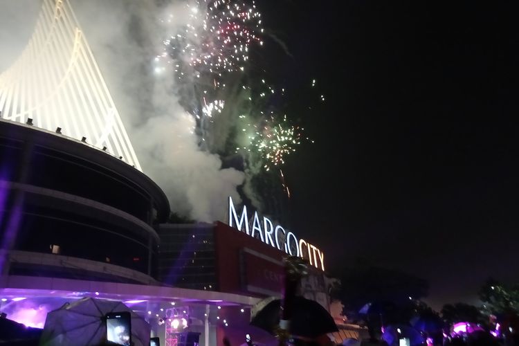 Pergantian tahun, pesta kembang api di Margo City berlangsung hingga 10 mejit, Rabu (1/1/2020)
