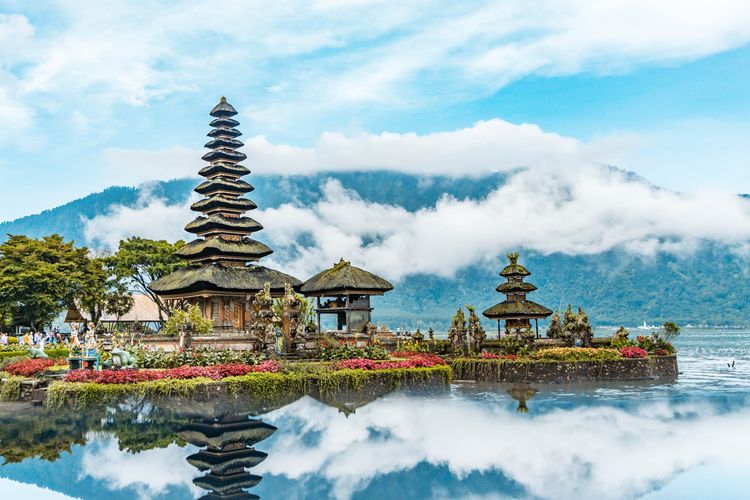 Ilustrasi Pura Ulun Danu Beratan di Kabupaten Tabanan, Bali. Pura ini adalah salah satu daya tarik pariwisata di Pulau Dewata.