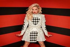 Belahan Dada Rendah, Busana Rita Ora Diprotes