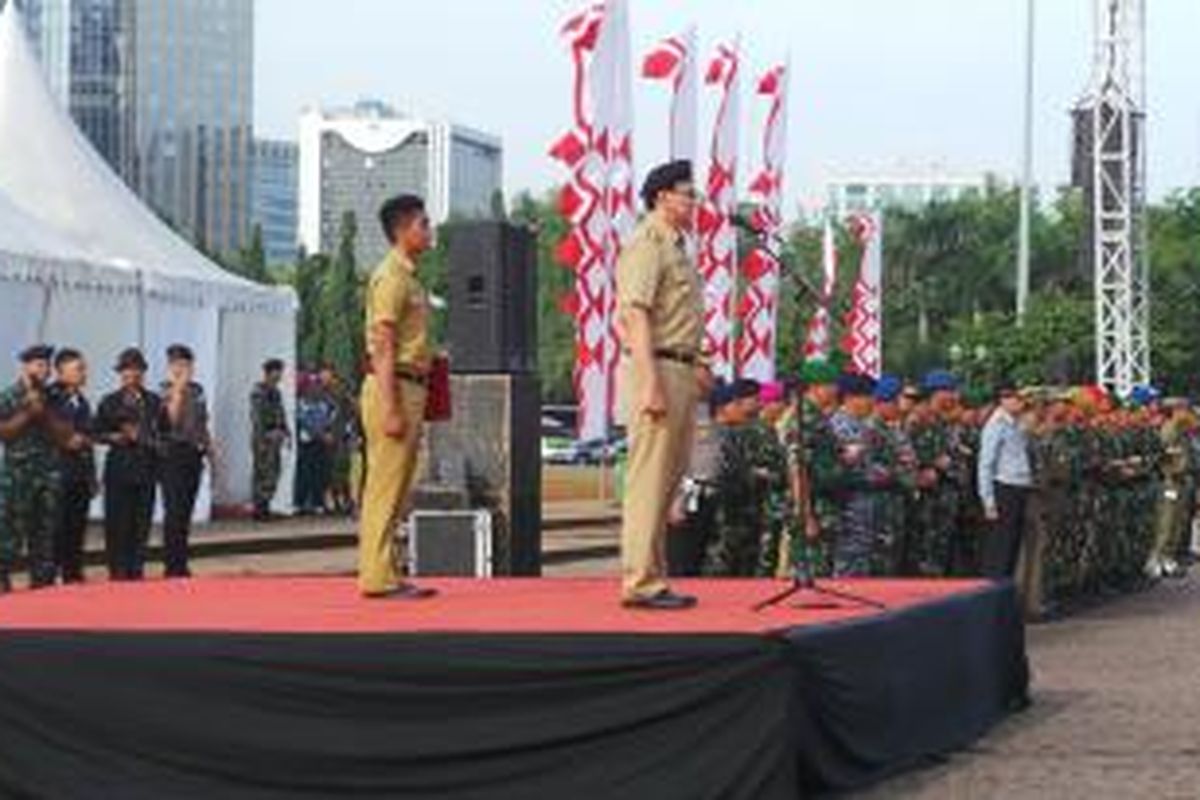 Gubernur DKI Jakarta Basuki Tjahaja Purnama memimpin apel pengamanan ibu kota bersama TNI/Polri di Silang Selatan Monas, Jakarta, Rabu (17/12/2014).