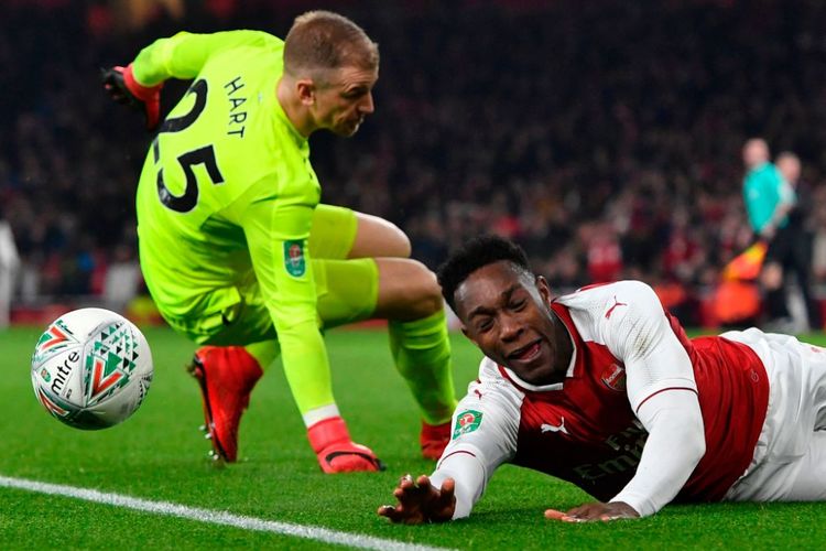 Joe Hart dan Danny Welbeck berduel pada pertandingan Piala Liga Inggris antara Arsenal dan West Ham United di Stadion Emirates, Selasa (19/12/2017).