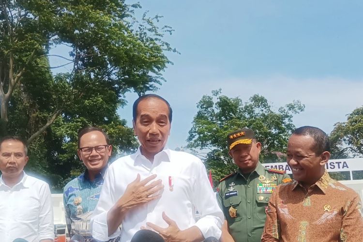 Presiden Joko Widodo saat menanggapi soal pernyataan Partai Golkar tentang dasi kuning ketika memberikan pernyataan di Jembatan Otista, Kota Bogor, Jawa Barat, Selasa (19/12/2023).